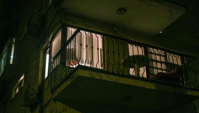 Θεσσαλονίκη: Γονείς άφησαν το μωρό τους να κλαίει στο μπαλκόνι και πήγαν για ύπνο