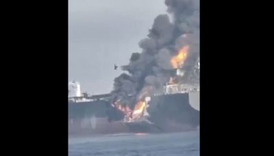 Φλεγόμενο πετρελαιοφόρο κοντά στα Στενά του Ορμούζ: Ανοικτό το ενδεχόμενο να συγκρούστηκε με άλλο πλοίο (Βίντεο)