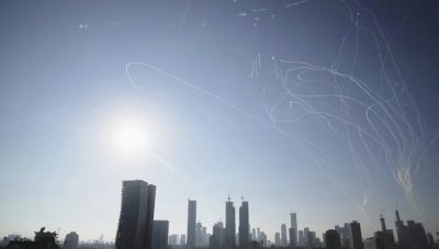 Η στιγμή της πυραλικής επίθεσης του Ιράν στο Τελ Αβίβ -Σειρήνες, θραύσματα και βλήματα στον ουρανό (Φωτο+Βίντεο)