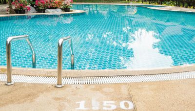 Σοκ στην Κρήτη: Με επικίνδυνο βακτήριο το 50% του νερού σε πισίνες – Σε ΜΕΘ τουρίστρια