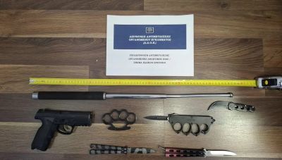 Ελεύθεροι 7 οπαδοί μεγάλης ομάδας και μέλη εγκληματικών οργανώσεων που κατηγορούνται για διακίνηση ναρκωτικών