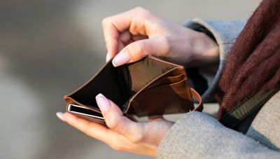 Ραγδαία αύξηση των εργαζομένων που ζουν σε συνθήκες φτώχειας στην Ελλάδα - Στη δεύτερη χειρότερη θέση μεταξύ των κρατών-μελών της ΕΕ
