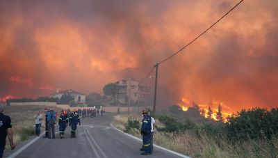 Χίος: Ολονύχτια μάχη με τις φλόγες – Απειλούνται σπίτια – Εντολή εκκένωσης και για Βροντάδο
