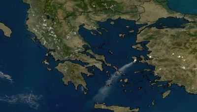 Συνεχίζεται η μεγάλη πυρκαγιά στη Χίο – Ο καπνός έφτασε μέχρι τα Χανιά