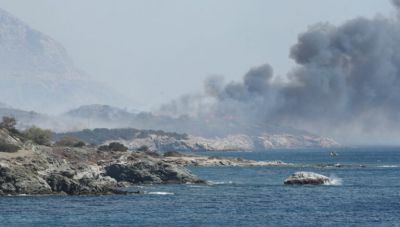 Πυροσβεστική για την φωτιά στην Παλαιά Φώκαια: «Δίνουμε τεράστια μάχη ανάμεσα σε κατοικίες»