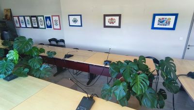 Αρκαλοχώρι: Μαθητές ομόρφυναν με δικά τους έργα ζωγραφικής τους χώρους του Δημοτικού Καταστήματος