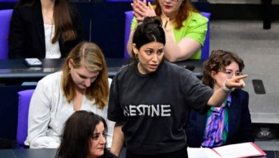 Γερμανία: Η πρόεδρος της Bundestag απέβαλε βουλευτή που φορούσε μπλούζα με τη λέξη Παλαιστίνη