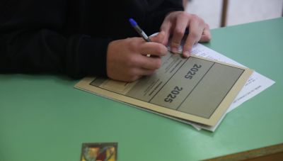 Κρήτη: Σκονάκι “υψηλής τεχνολογίας” στις Πανελλήνιες – Έγραφε με στυλό-μικρόφωνο και ψείρα στο αυτί