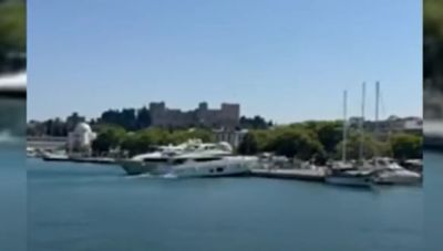 Ρόδος: Θαλαμηγός «καρφώθηκε» με την πλώρη στον προβλήτα του λιμανιού (Βίντεο)