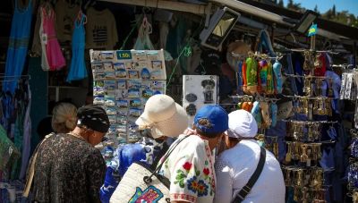 Έκλεβαν χρήματα από τουρίστες στην Πλάκα αλλά συνελήφθησαν επ’ αυτοφώρω