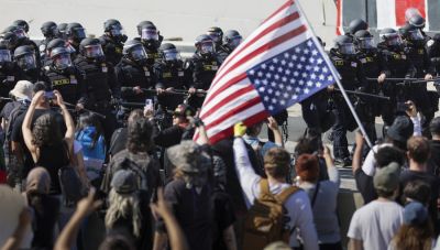 Πεδίο μάχης το Λος Αντζελες: Η Εθνοφρουρά έριξε χημικά και πλαστικές σφαίρες στους διαδηλωτές