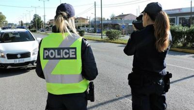 Δεν βάζουν μυαλό οι Κρητικοί - Χωρίς κράνος και με το πόδι 