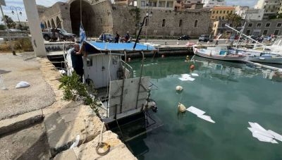 Ηράκλειο: Συνελήφθη ο ιδιοκτήτης του σκάφους που βυθίστηκε μέσα στο λιμάνι, προκαλώντας ρύπανση