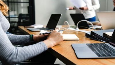 «Χρυσό» για τους Έλληνες στην εργασία - Περισσότερες ώρες δουλειάς και χαμηλοί μισθοί