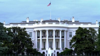 Οργισμένη αντίδραση του Λευκού Οίκου στην υποβάθμιση της πιστοληπτικής ικανότητας των ΗΠΑ από τον Moody’s