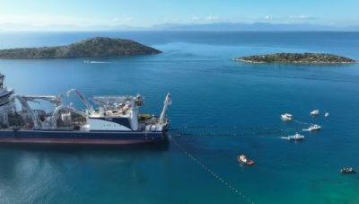 Εκτός λειτουργίας η διασύνδεση Κρήτης-Αττικής όταν φυσάει: Καθυστέρηση στις δοκιμές για δύο κολώνες που «απαγορεύει» ο Δήμος Αίγινας