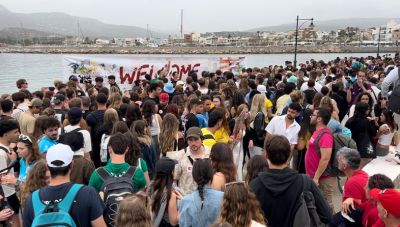 Κρήτη: 800 φοιτητές Erasmus πλημμύρησαν την πόλη της Σητείας