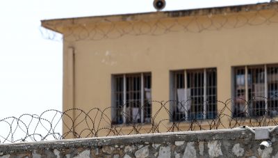 Ηράκλειο: Προφυλακίστηκε ο εξωτερικός φρουρός που έριξε ναρκω-δέμα στην αυλή των φυλακών