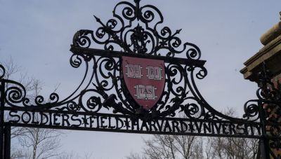 Το Χάρβαρντ στοχοποιείται για αντισημιτισμό: Τέλος στις χορηγίες από την κυβέρνηση Τραμπ