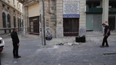 Ηράκλειο: Έπεσαν κομμάτια του κτιρίου του παλιού ξενοδοχείου Μίνως στην 25ης Αυγούστου μετα το σεισμό (Φωτο)