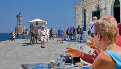 ΙΝΣΕΤΕ: Στην Κρήτη η υψηλότερη τουριστική δαπάνη ανά επίσκεψη και το 22,2% των συνολικών τουριστικών εισπράξεων στη χώρα