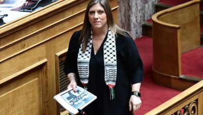 Η Ζωή Κωνσταντοπούλου με παλαιστινιακή «μαντίλα» στη Βουλή