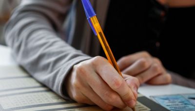 Πανελλήνιες 2025: Τι ισχύει φέτος με τα κινητά τηλέφωνα - Τι πρέπει να κάνουν οι υποψήφιοι