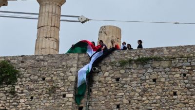 Ένταση στην Ακρόπολη: Μέλη της Νέας Αριστεράς ύψωσαν την σημαία της Παλαιστίνης - 15 προσαγωγές