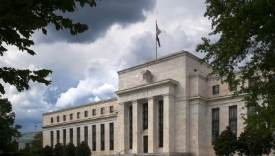 Fed: Κίνδυνος ταυτόχρονης αύξησης πληθωρισμού και ανεργίας