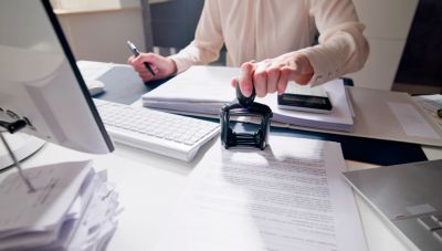 Αυξήσεις μισθών και αναδρομικά από Ιούνιο για 40.000 δημοσίους υπαλλήλους