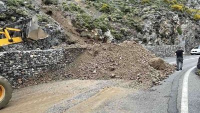 Κατολίσθηση έκλεισε το δρόμο πάνω από το Κουρταλιώτικο Φαράγγι