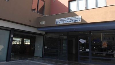 Ηράκλειο: Διαμαρτύρονται στη ΔΟΥ αντιδρώντας για το ψηφιακό πελατολόγιο