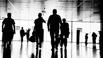 Ενας στους δύο εργαζόμενους δουλεύει έξτρα ώρες και… απλήρωτες – H έρευνα της ΓΣΕΕ