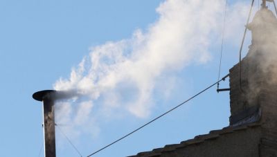Βατικανό: Λευκός καπνός στην καπέλα Σιξτίνα - Εξελέγη νέος Πάπας