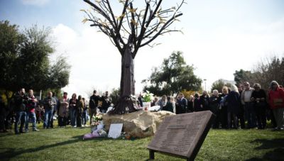 Έγιναν τα αποκαλυπτήρια του Μνημείου του δήμου Αθηναίων για τα 57 θύματα των Τεμπών