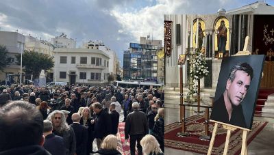 Μανώλης Λιδάκης: Συγκίνηση στο τελευταίο αντίο - Τον αποχαιρέτησαν με το «Άστρα μη με μαλώνετε» (Φωτο + Βίντεο)