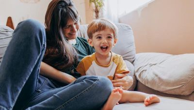 Ποιες μητέρες μπορούν να βγουν στη σύνταξη πριν τα 62 έτη μέσα στο 2025