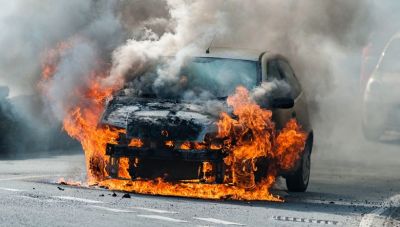 Χανιά: Αυτοκίνητο πήρε φωτιά έξω από μίνι-μάρκετ