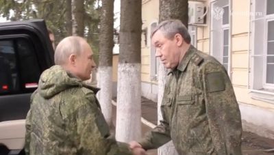 Ο Βλαντιμίρ Πούτιν στο Κουρσκ με στρατιωτική στολή: «Όσοι συλληφθούν θα αντιμετωπιστούν ως τρομοκράτες και όχι ως αιχμάλωτοι πολέμου»