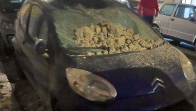 Σεισμός 4,4 Ρίχτερ στη Νάπολη: Ένας τραυματίας και ζημιές σε αυτοκίνητα από πτώση σοβάδων