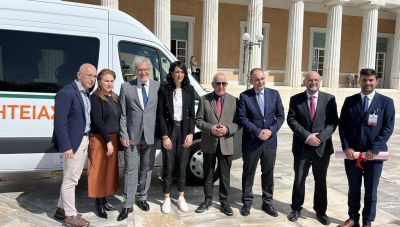 Ο Πρόεδρος της Βουλής παρέδωσε στο Δήμαρχο Σητείας , ειδικό όχημα μεταφοράς Ατόμων με Αναπηρία