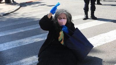 Εμφάνιση της Ελένης Λουκά έξω από το Προεδρικό Μέγαρο - Κυλίστηκε στον δρόμο