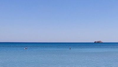 Στις παραλίες οι Κρητικοί με το θερμόμετρο να χτυπάει 30άρια και άνω… Πότε αναμένεται κατακόρυφη αλλαγή του καιρού (Φωτογραφίες)