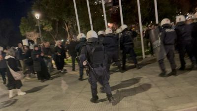 Θεσσαλονίκη: Επεισόδιο έξω από το θέατρο Αριστοτέλειον -  Κρατώντας σταυρούς και θρησκευτικά σύμβολα, άτομα διαφωνούσαν με την παράσταση του  Ζαραλίκου