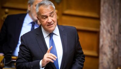 Ο Βορίδης σκληραίνει την πολιτική για τις άδειες διαμονής σε μετανάστες