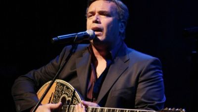 Ο ντόμπρος Μανώλης Λιδάκης απο τους δρόμους των Πατελών κατέκτησε μουσικές κορυφές και έκανε και τον Καζαντζίδη να υποκληθεί στο ταλέντο του...