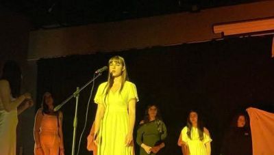 Αρκαλοχώρι: Τιμούν με την Τέχνη τους τη μνήμη των θυμάτων των Τεμπών παρουσία Καρυστιανού-Ασλανίδη (Βίντεο + Φωτο)