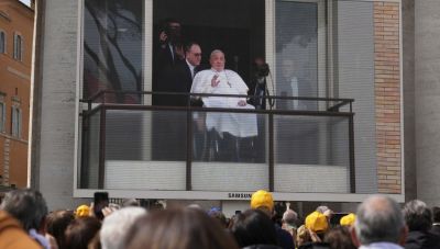 Πάπας Φραγκίσκος: Ευλόγησε τους πιστούς από το νοσοκομείο Τζεμέλι – Σήμερα επιστρέφει στο Βατικανό