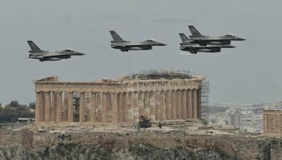 Με λαμπρότητα τιμήθηκε η επέτειος 25ης Μαρτίου – Εντυπωσιακή η στρατιωτική παρέλαση, πλήθος κόσμου στο Σύνταγμα (Φωτο)