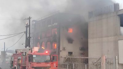 Ηράκλειο: Μάχη και τη νύχτα με τις φλόγες που κατέστρεψαν το εργοστάσιο ξυλείας «Κοπιδάκη» (Φωτο + Βίντεο)